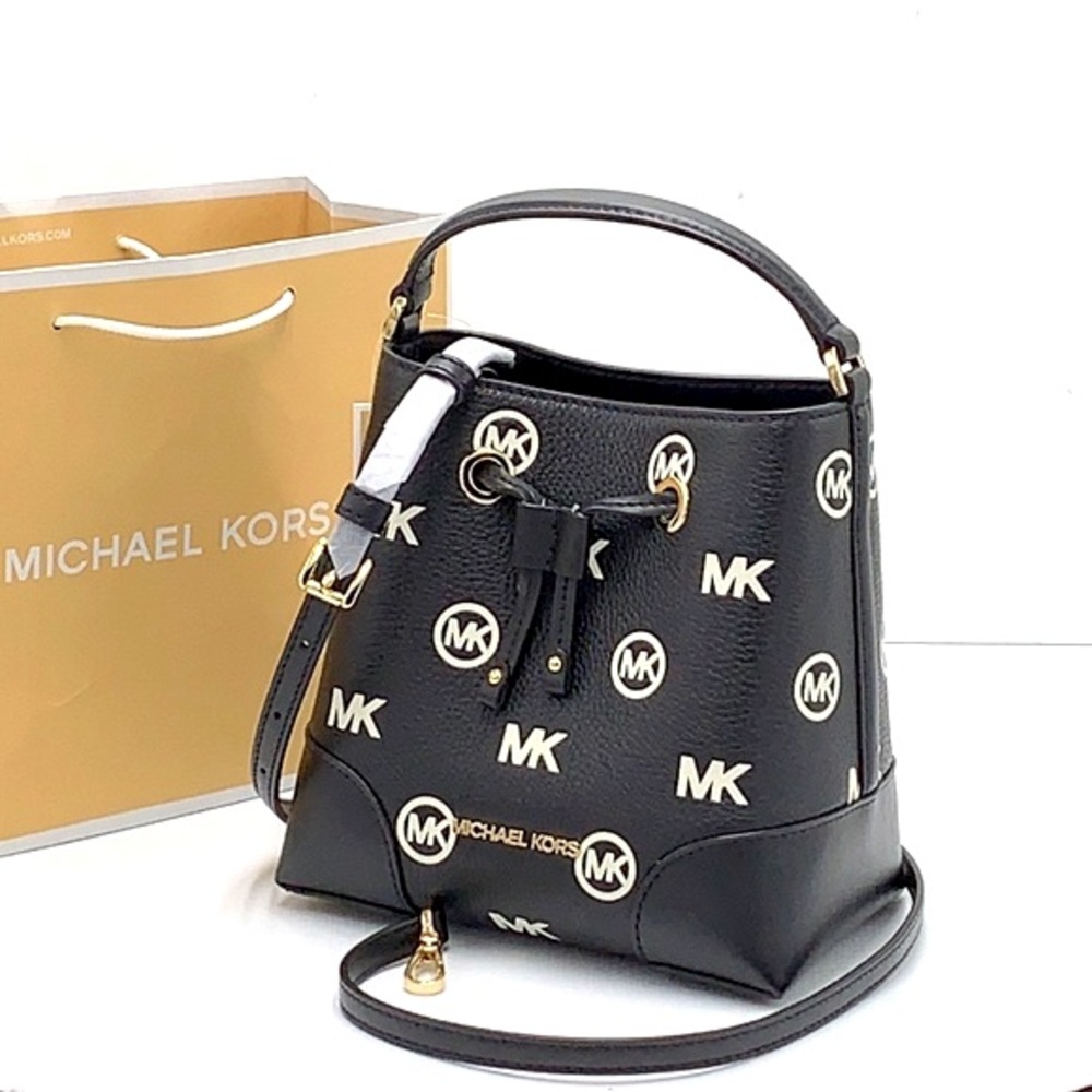 MICHAEL KORS
Mercer Small Logo Embossed Leather Bucket Bag
COLOR BLACK
